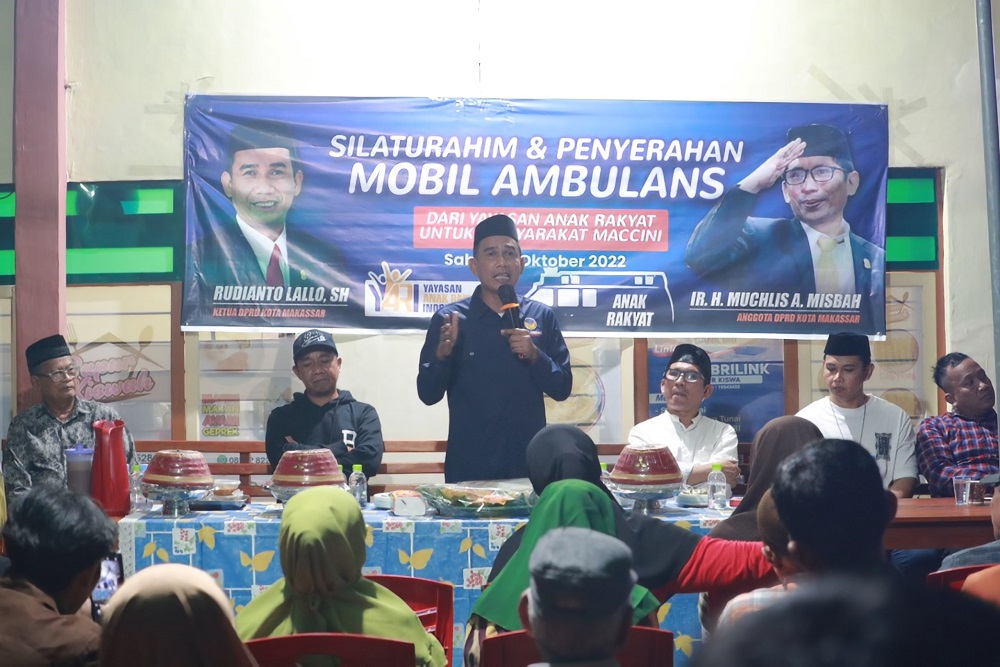 Ketua DPRD Rudianto Lallo Serahkan Bantuan Ambulans ke Warga Maccini